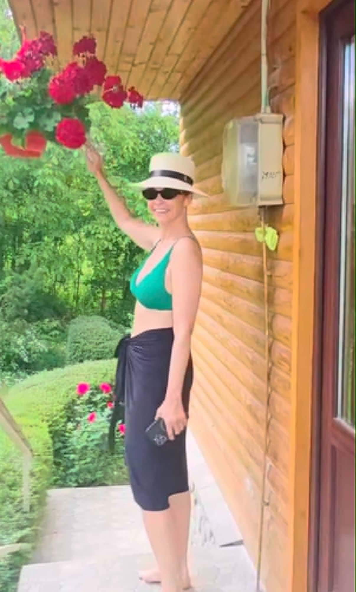 Andreea Marin, apariție spectaculoasă într-un costum de baie din două piese. Cum arată la 52 de ani 