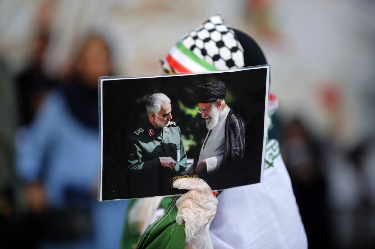Iranienii poartă steaguri în timp ce participă la un marș de loialitate față de noul lider Mojtaba Khamenei, care se întinde de la Piața Imam Hussein până la Piața Azadi din Teheran, Iran, pe 29 aprilie 2026. Fatemeh Bahrami