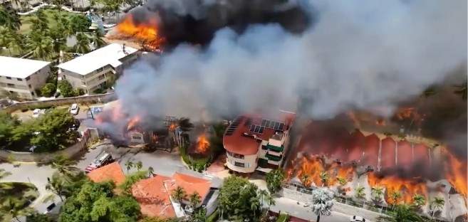 Momente de panică în vacanță. 1.700 de turiști, evacuați, în urma unui incendiu puternic. O femeie a murit