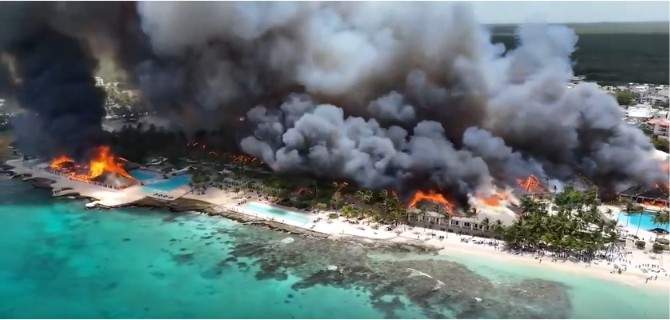 Momente de panică în vacanță. 1.700 de turiști, evacuați, în urma unui incendiu puternic. O femeie a murit