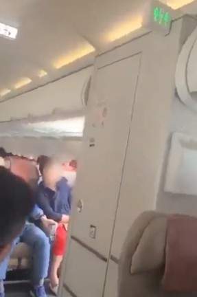 Un bărbat a deschis ușa de urgență a avionului, în timpul zborului. Cât trebuie să plătească despăgubiri
