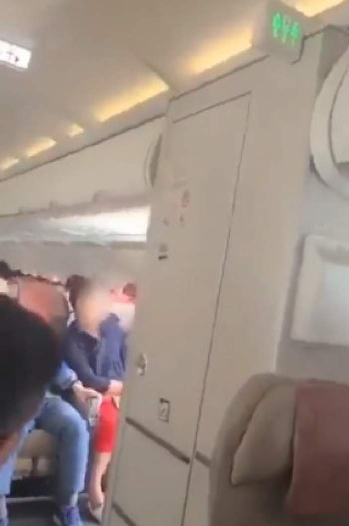 Un bărbat a deschis ușa de urgență a avionului, în timpul zborului. Cât trebuie să plătească despăgubiri