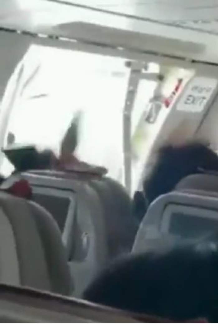 Un bărbat a deschis ușa de urgență a avionului, în timpul zborului. Cât trebuie să plătească despăgubiri