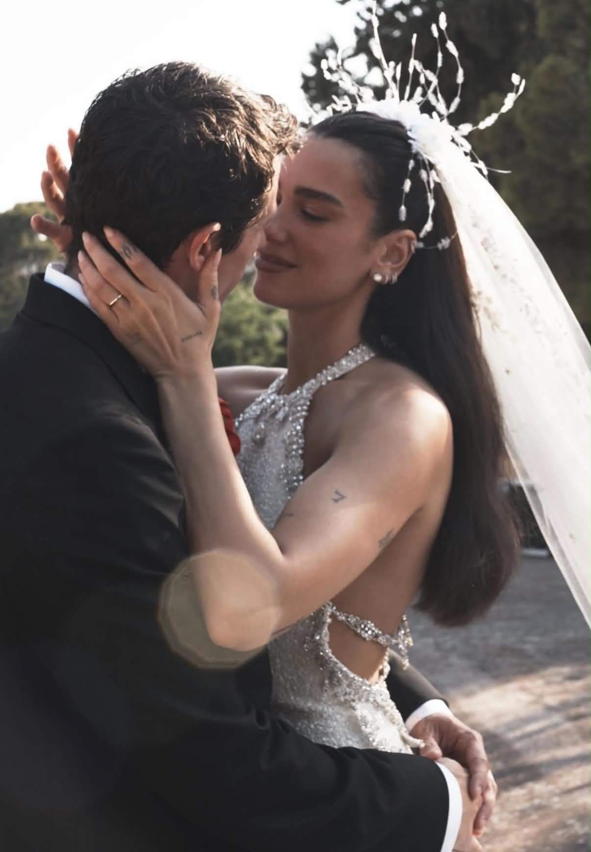 Primele imagini cu Dua Lipa în rochie de mireasă. Cântăreața s-a căsătorit cu actorul Callum Turner în Italia
