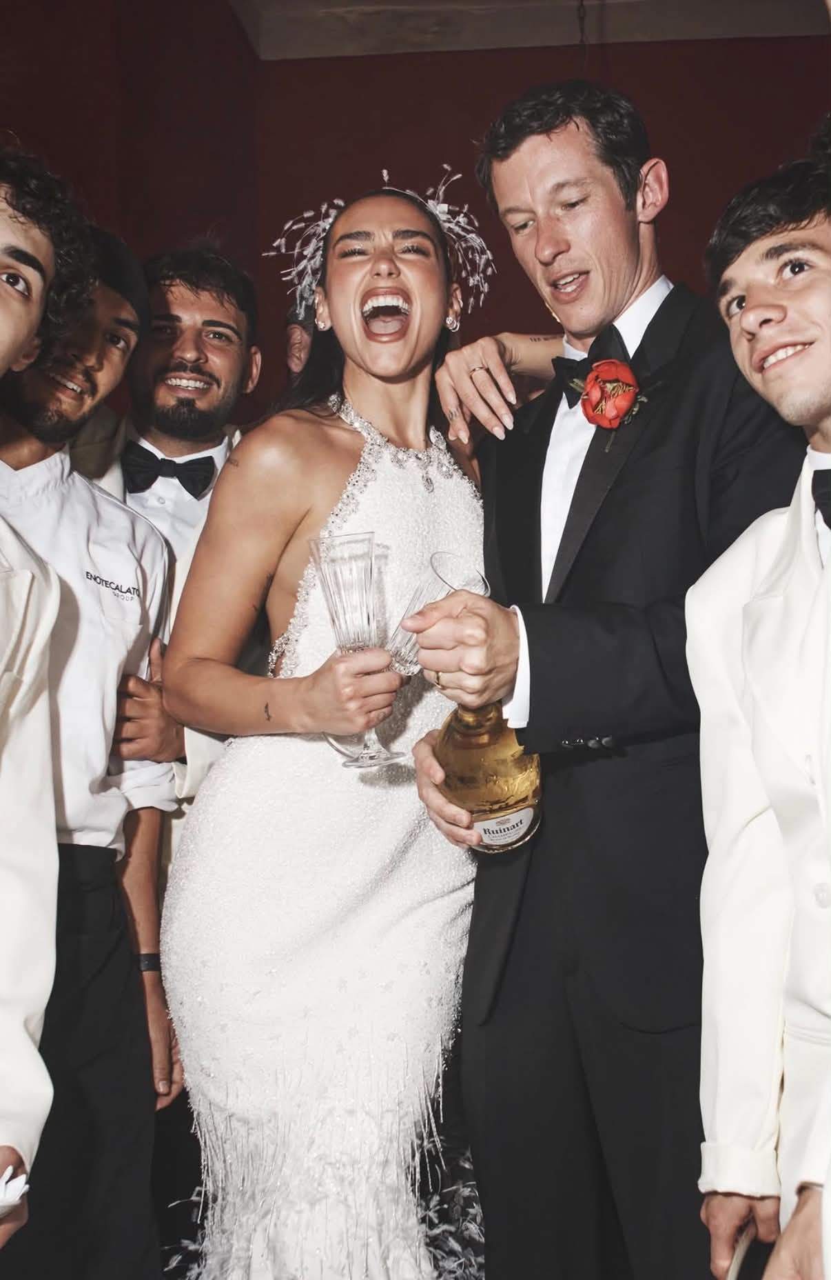 Primele imagini cu Dua Lipa în rochie de mireasă. Cântăreața s-a căsătorit cu actorul Callum Turner în Italia