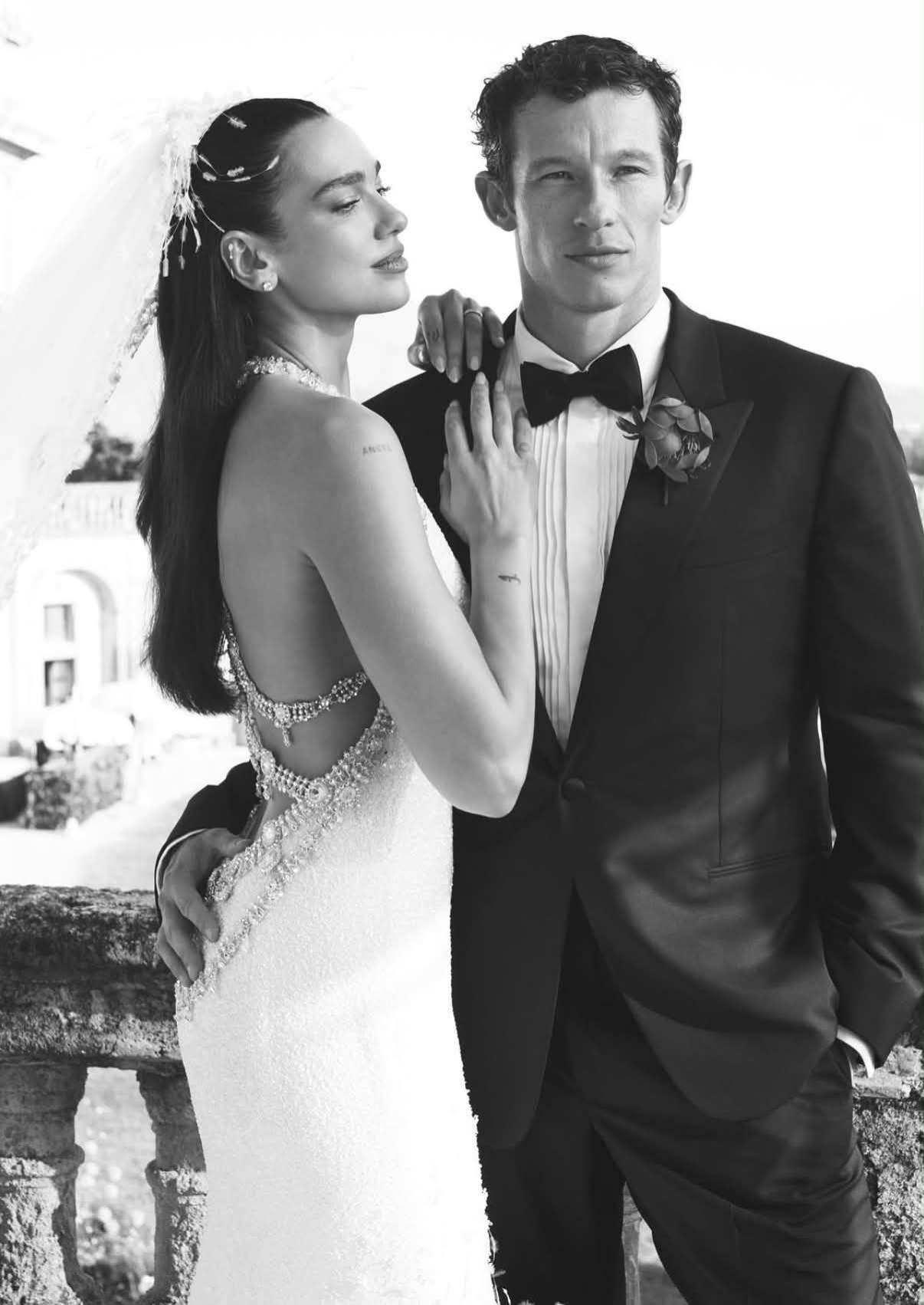 Primele imagini cu Dua Lipa în rochie de mireasă. Cântăreața s-a căsătorit cu actorul Callum Turner în Italia