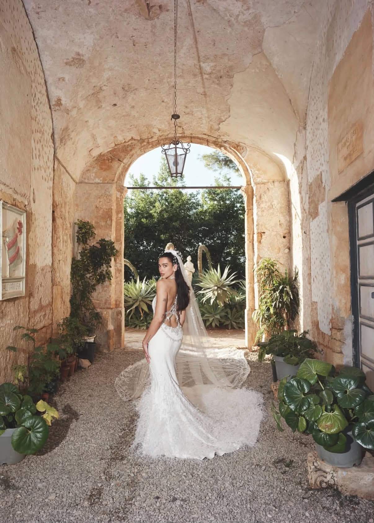 Primele imagini cu Dua Lipa în rochie de mireasă. Cântăreața s-a căsătorit cu actorul Callum Turner în Italia