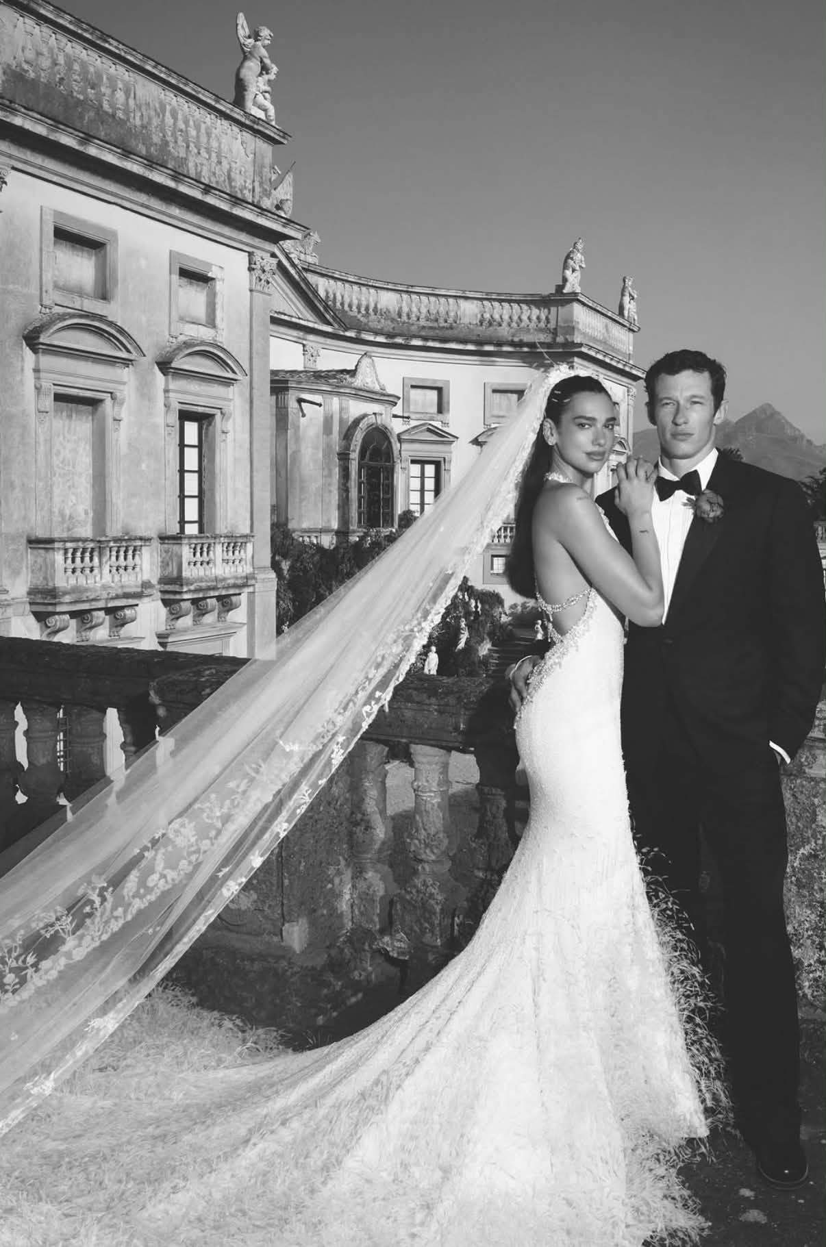 Primele imagini cu Dua Lipa în rochie de mireasă. Cântăreața s-a căsătorit cu actorul Callum Turner în Italia