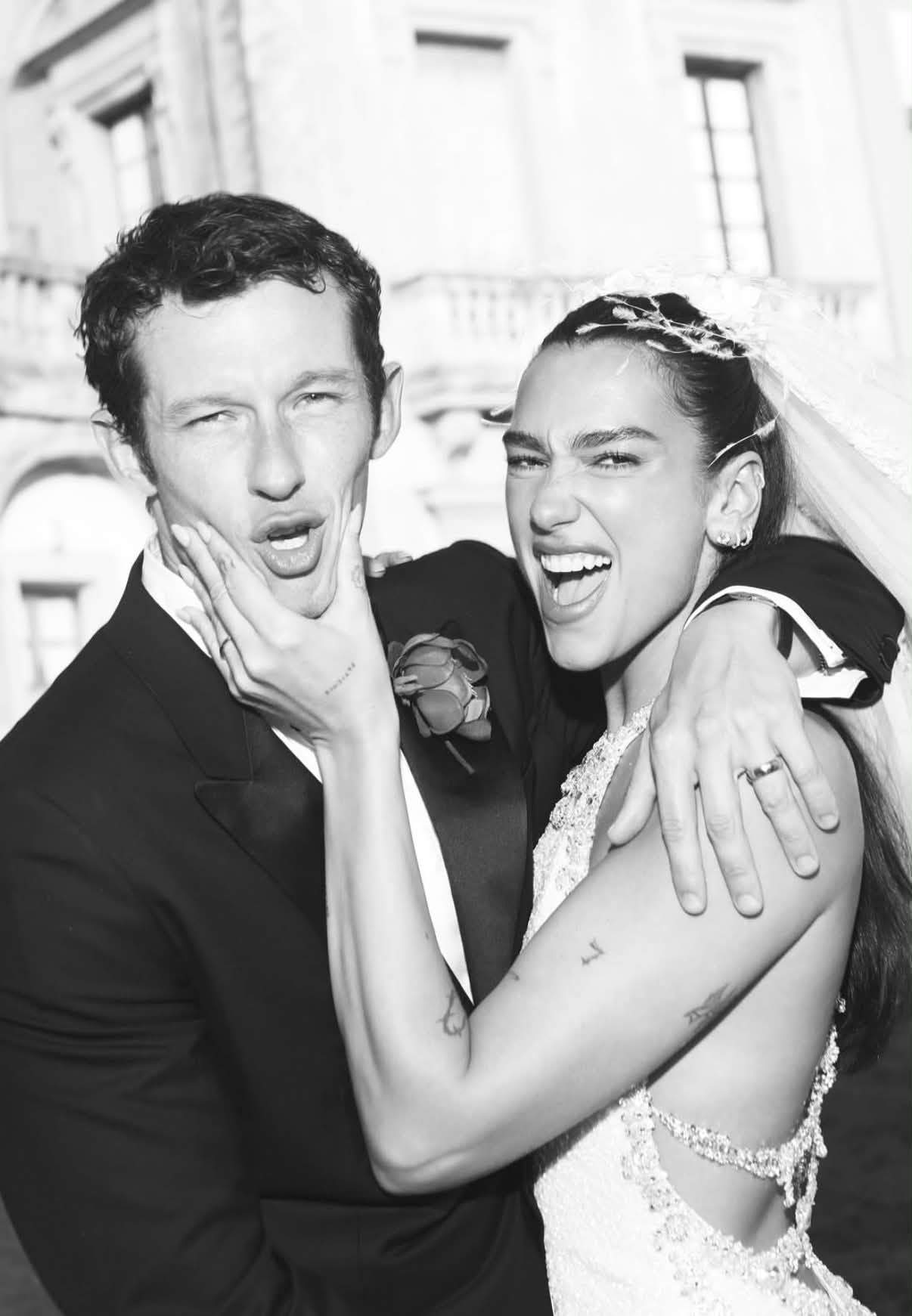 Primele imagini cu Dua Lipa în rochie de mireasă. Cântăreața s-a căsătorit cu actorul Callum Turner în Italia