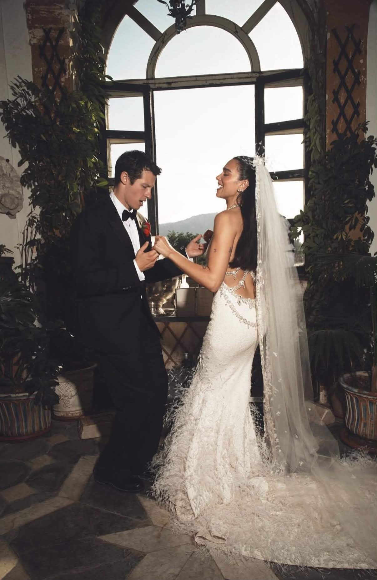 Primele imagini cu Dua Lipa în rochie de mireasă. Cântăreața s-a căsătorit cu actorul Callum Turner în Italia