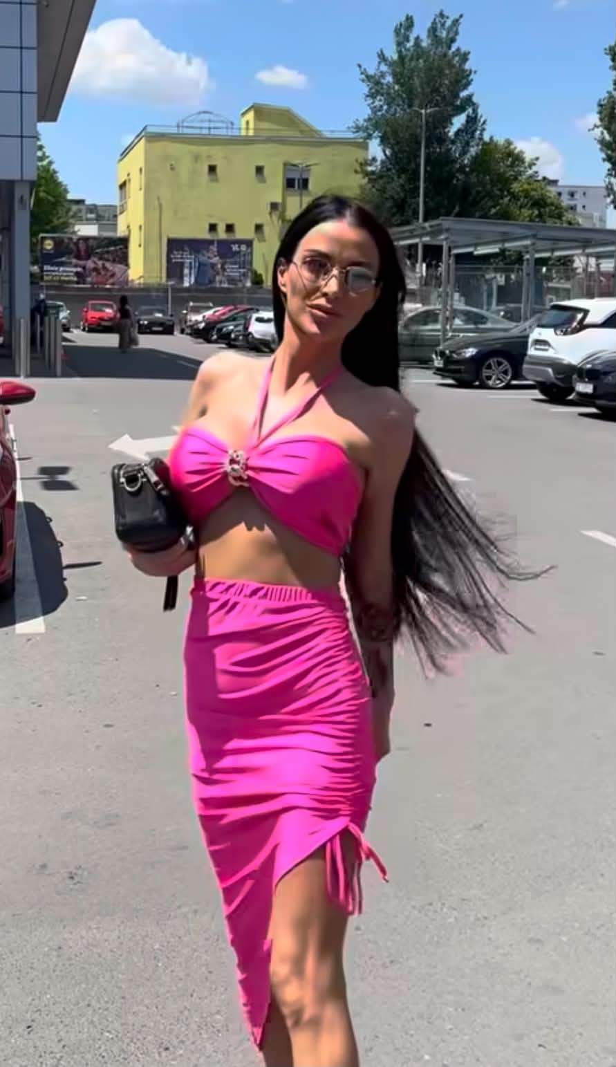 Cum merge Daniela Crudu îmbrăcată la supermarket! Mai sexy nu se poate