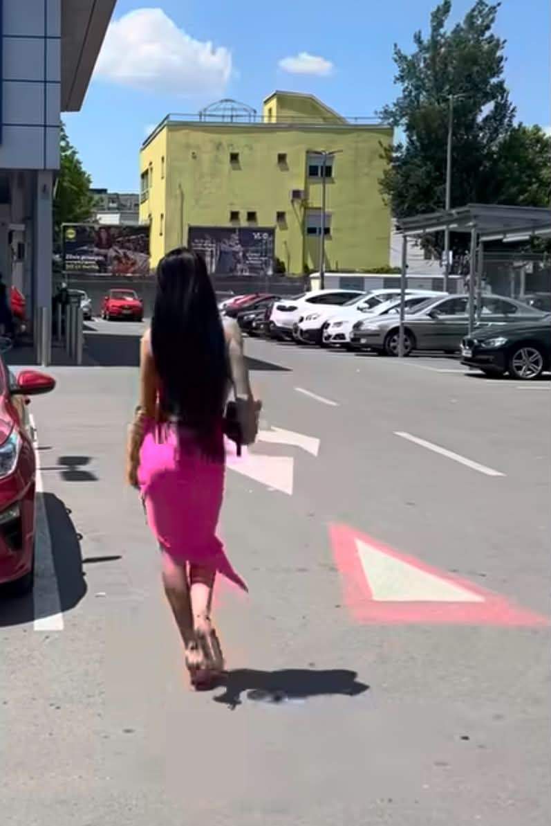 Cum merge Daniela Crudu îmbrăcată la supermarket! Mai sexy nu se poate