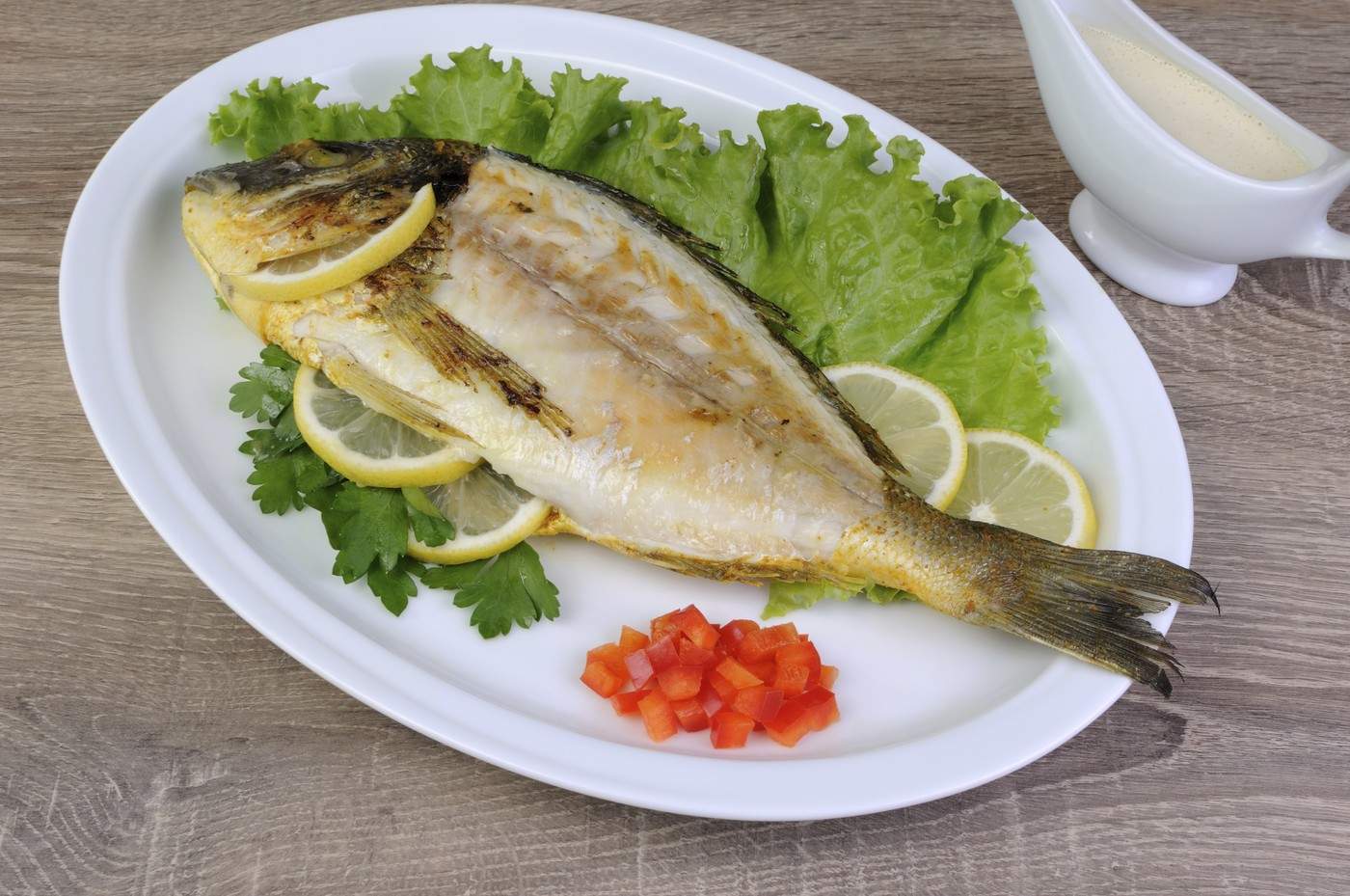 Mâncare, Pește la cuptor Dorado în frunze de salată cu lămâie