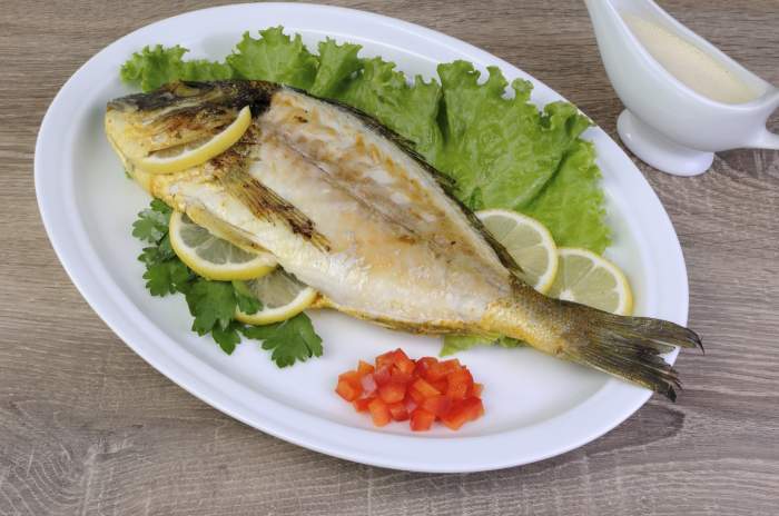Mâncare, Pește la cuptor Dorado în frunze de salată cu lămâie