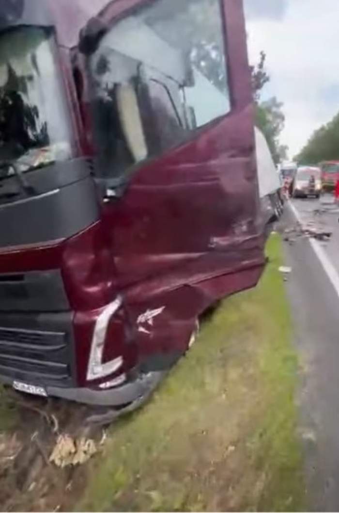 Grav accident în Mehedinți. Un microbuz și un autotren s-au ciocnit. O persoană a murit. Imagini de la fața locului