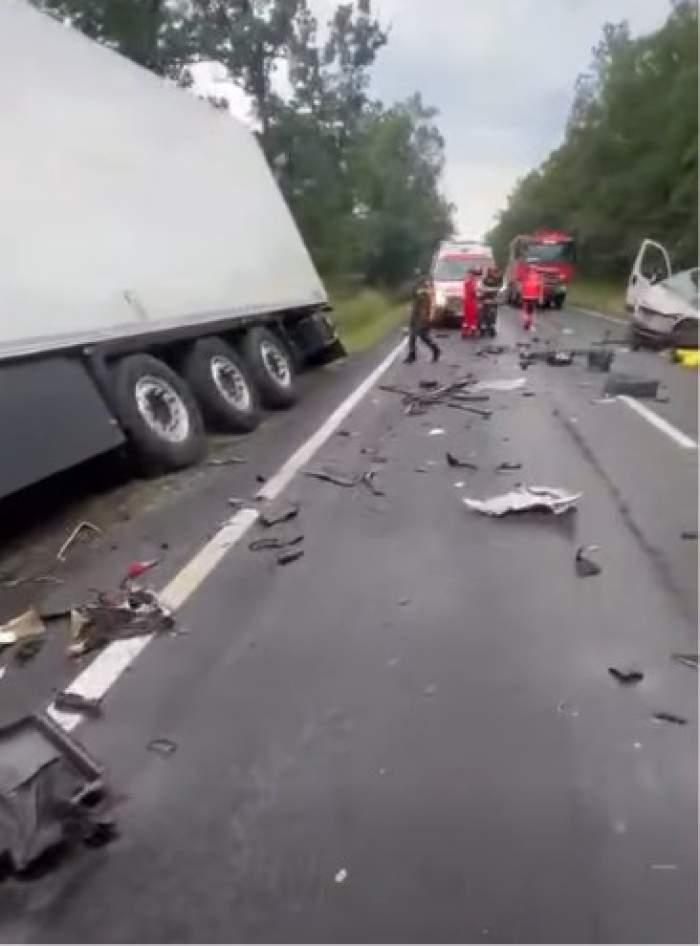Grav accident în Mehedinți. Un microbuz și un autotren s-au ciocnit. O persoană a murit. Imagini de la fața locului