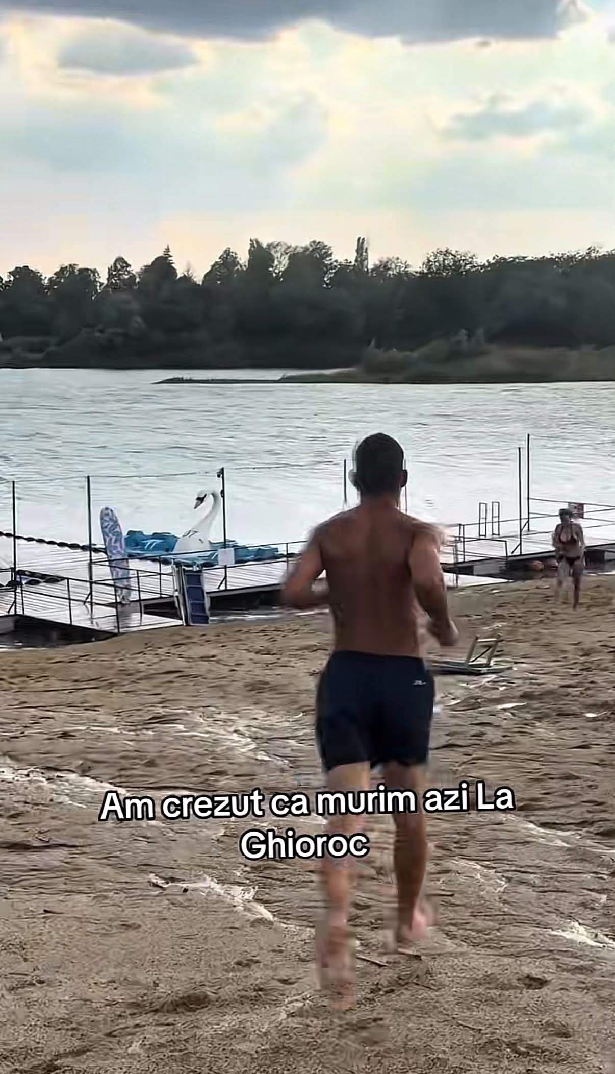 Imagini de coșmar de la plaja Ghioroc. Furtuna a făcut prăpăd. Oamenii s-au temut pentru viața lor