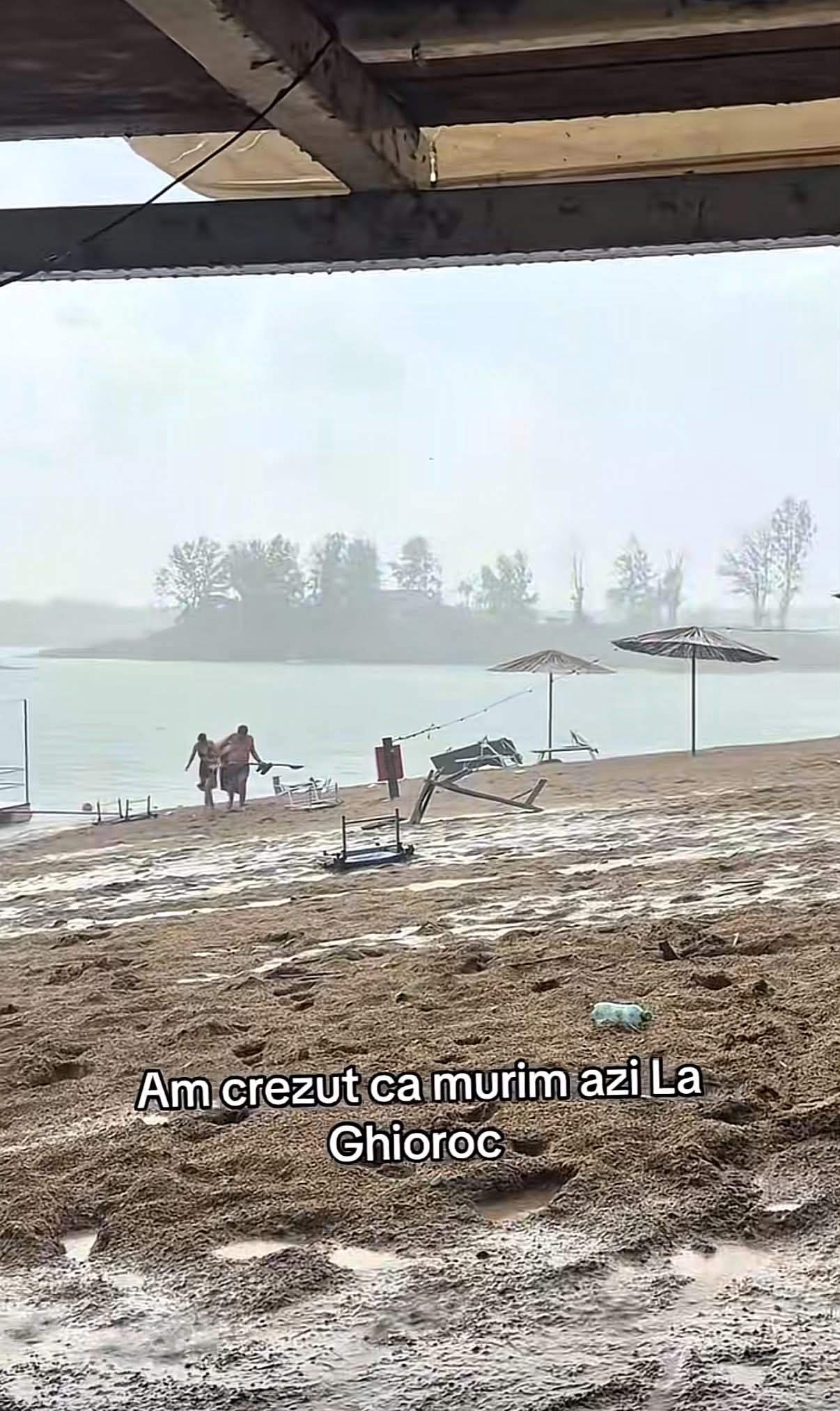 Imagini de coșmar de la plaja Ghioroc. Furtuna a făcut prăpăd. Oamenii s-au temut pentru viața lor
