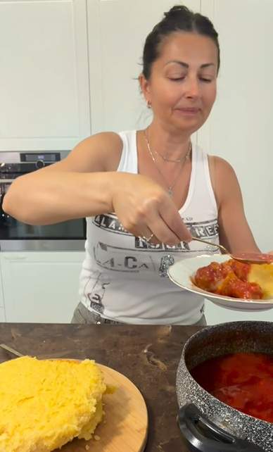 Gabriela Cristea a dezvăluit rețeta ei specială de ostropel de pui. Vedeta a explicat totul pas cu pas