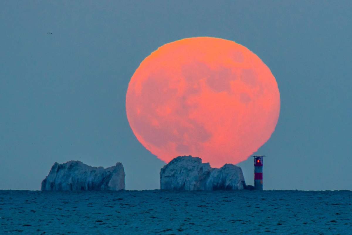 The Needles, Insula Wight, Marea Britanie. 5 iunie 2020. Vremea în Marea Britanie. Luna plină cu căpșuni se ridică din spatele The Needles