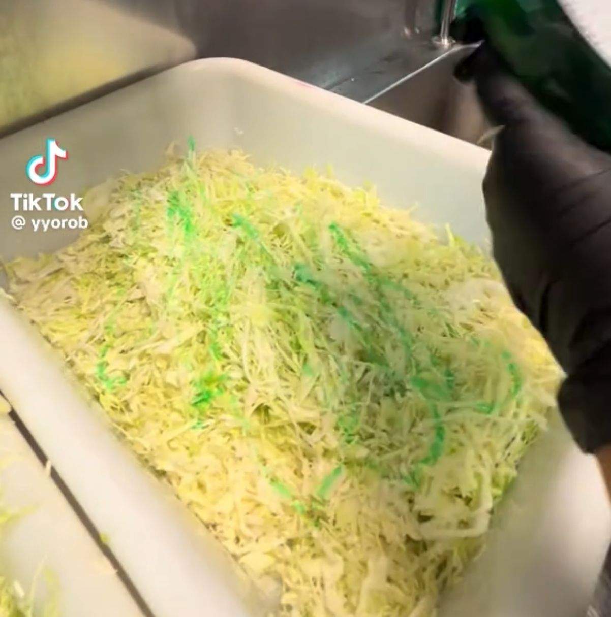 Șocant! Cu ce spală varza pentru salată la un restaurant!