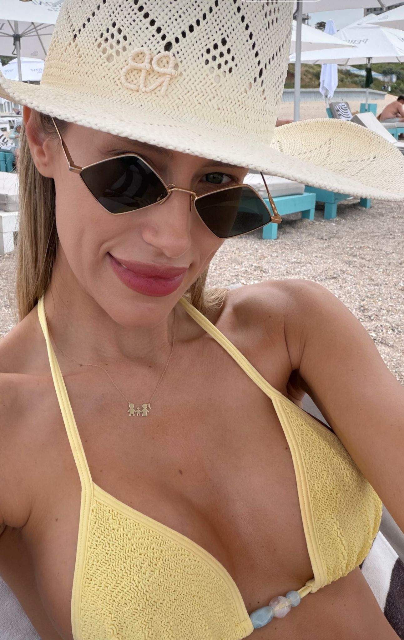 Imagini de senzație cu Gabriela Prisăcariu! Soția lui Dani Oțil, extrem de sexy în costum de baie