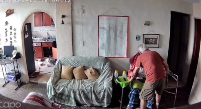 Imagini emoționante din timpul cutremurului de 7,5! Ce au făcut doi bătrânei în momentele de panică