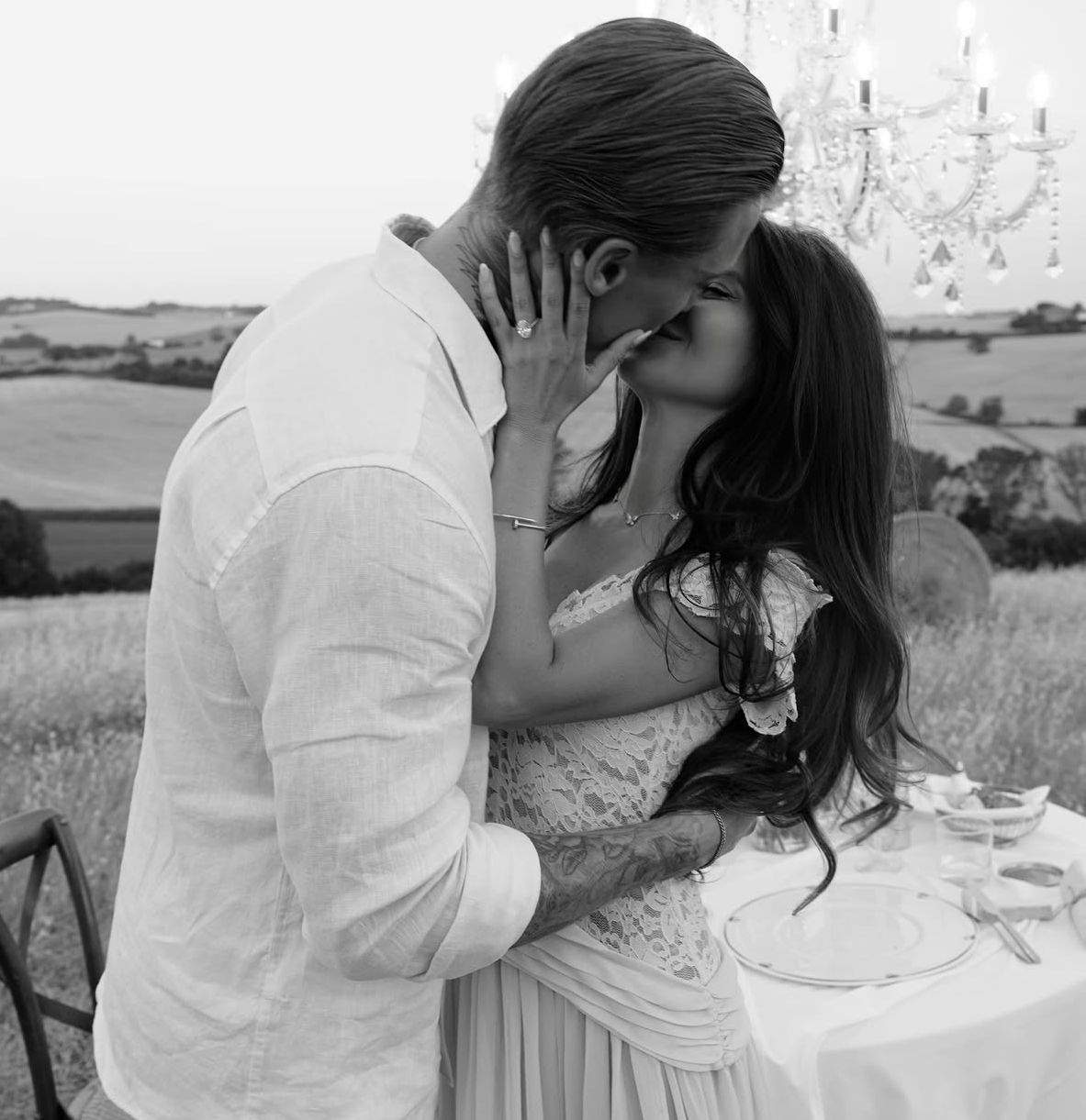 Valerie Lungu a fost cerută în căsătorie! Imagini emoționante de la fericitul eveniment