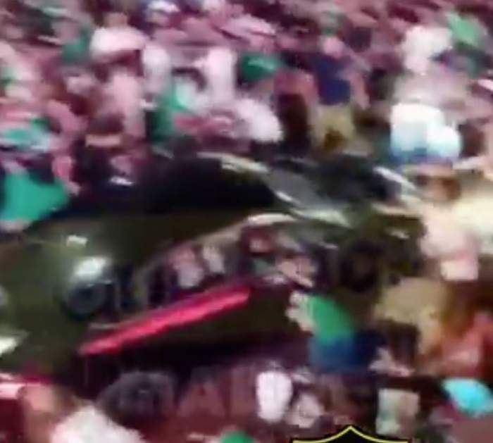 O mașină a intrat într-un grup de suporteri