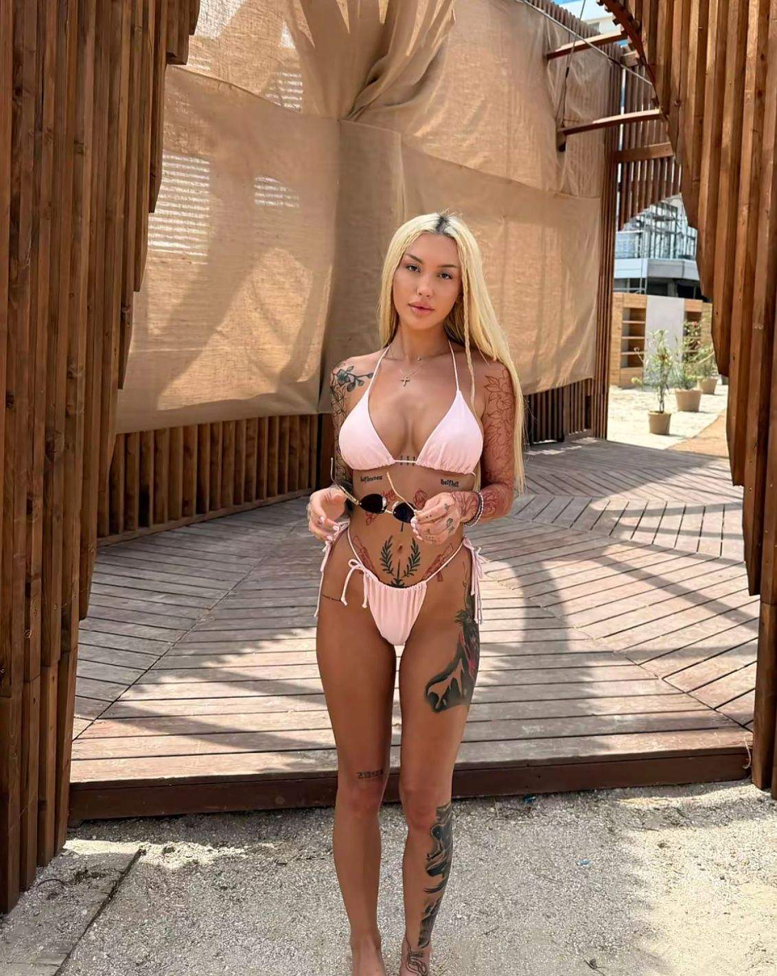 Fosta soție a lui Lino Golden în costum de baie