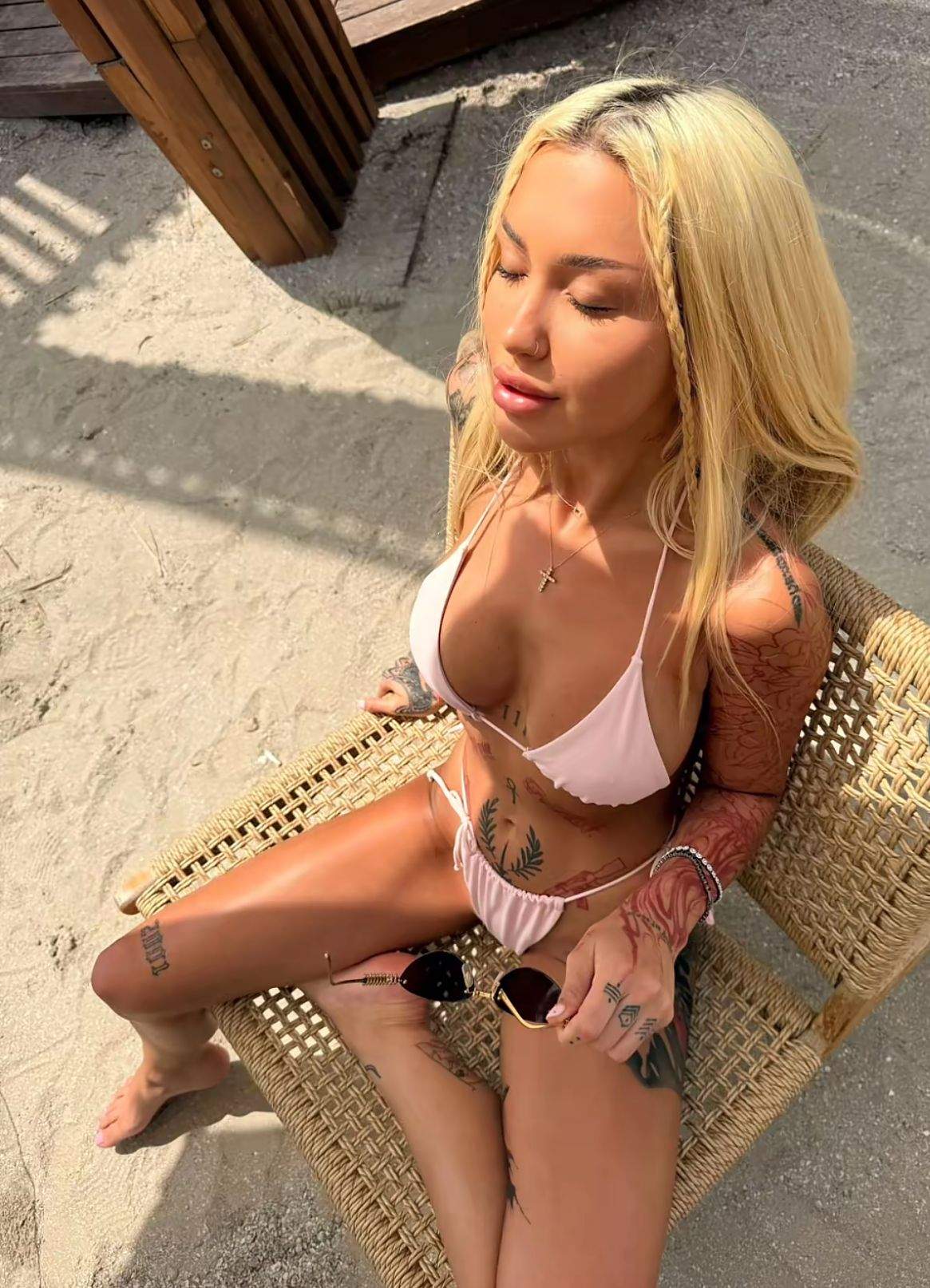 Delia Salchievici îi arată lui Lino Golden ce a pierdut! Blondina, în cele mai sexy ipostaze | FOTO