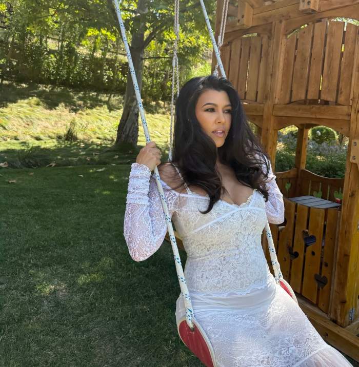 Kourtney Kardashian, pe un balansoar