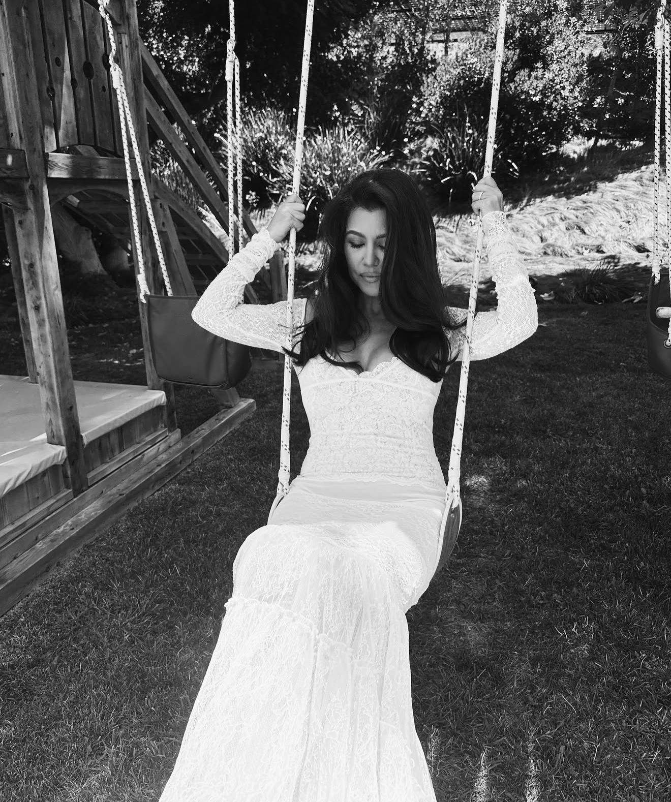 Kourtney Kardashian, însărcinată din nou? Imaginea care a dat-o de gol