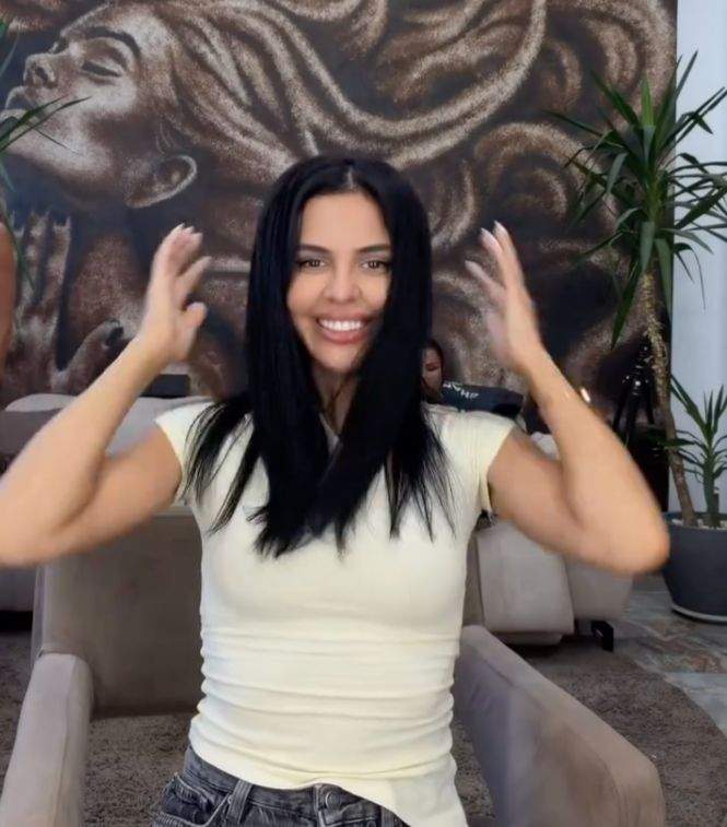 Andreea Popescu și-a făcut schimbare de look! Influencerița are părul lung