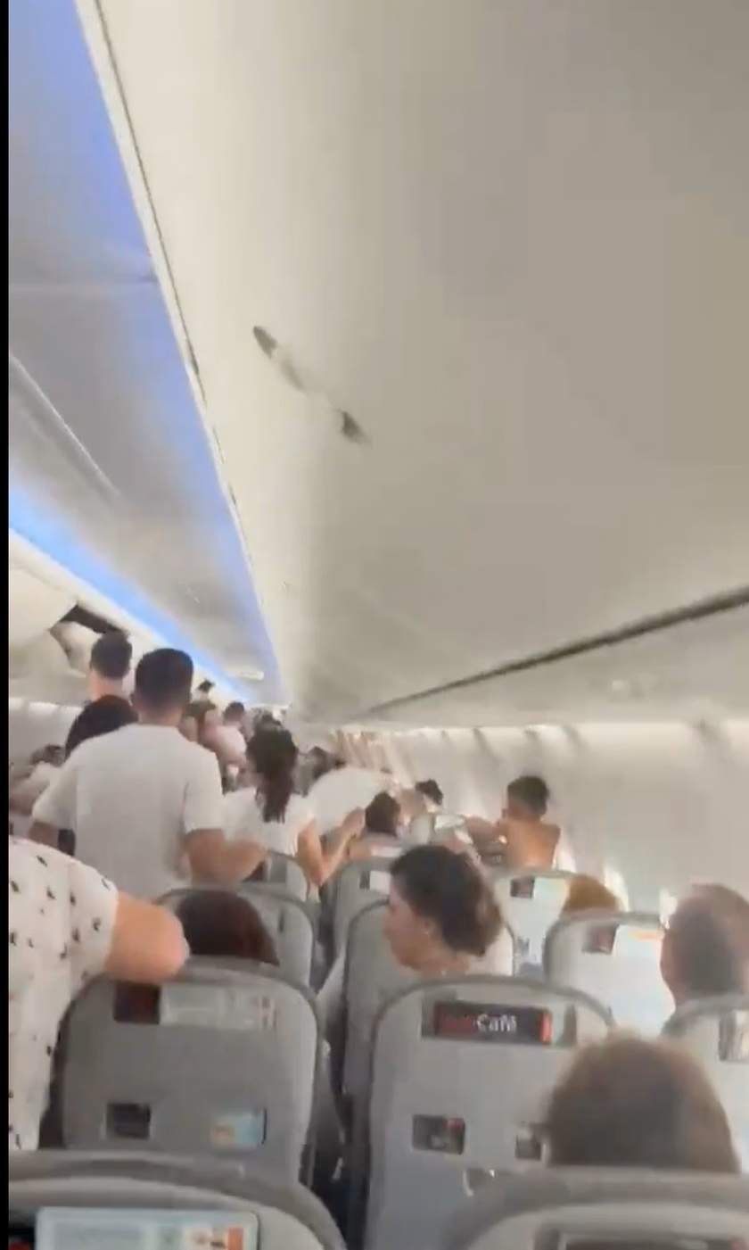 Momente de coșmar pentru pasagerii unui avion. Au rămas blocați pe pistă la o temperatură de 60 de grade Celsius