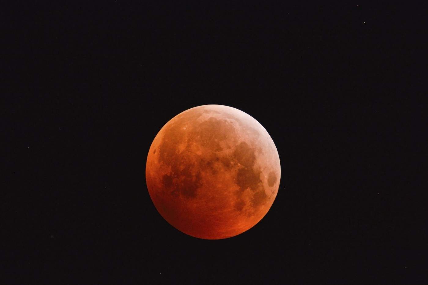 21.01.2019... Eclipsă de Lună în Umbră... Lună Sângerie (superlună, eclipsă de Lună), Lună Roșie-Portocalie foarte mare, strălucitoare, Lună plină pe cerul nopții cu stele, super teleobiectiv, Lună Căpșună, natură locală, Meerbusch, D