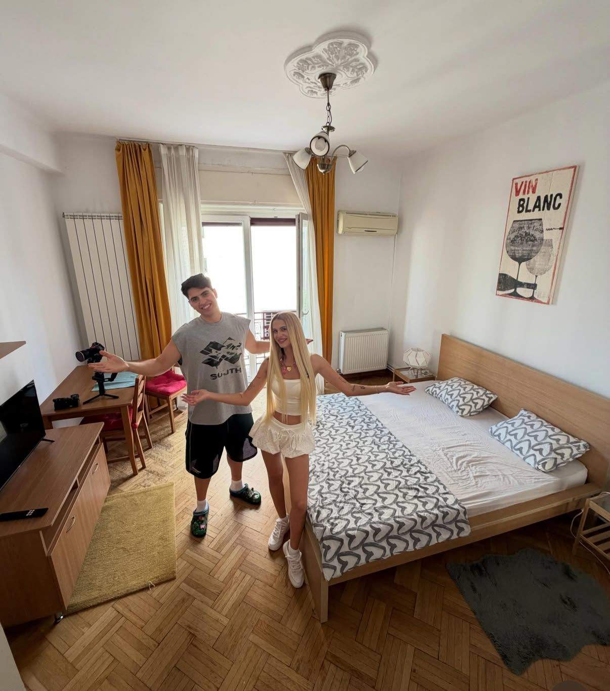 Bisoi și Mihaela, în noul apartament