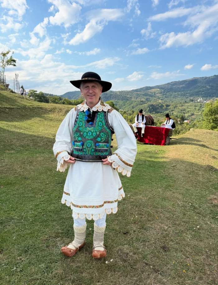 Cristian Pomohaci în costum popular