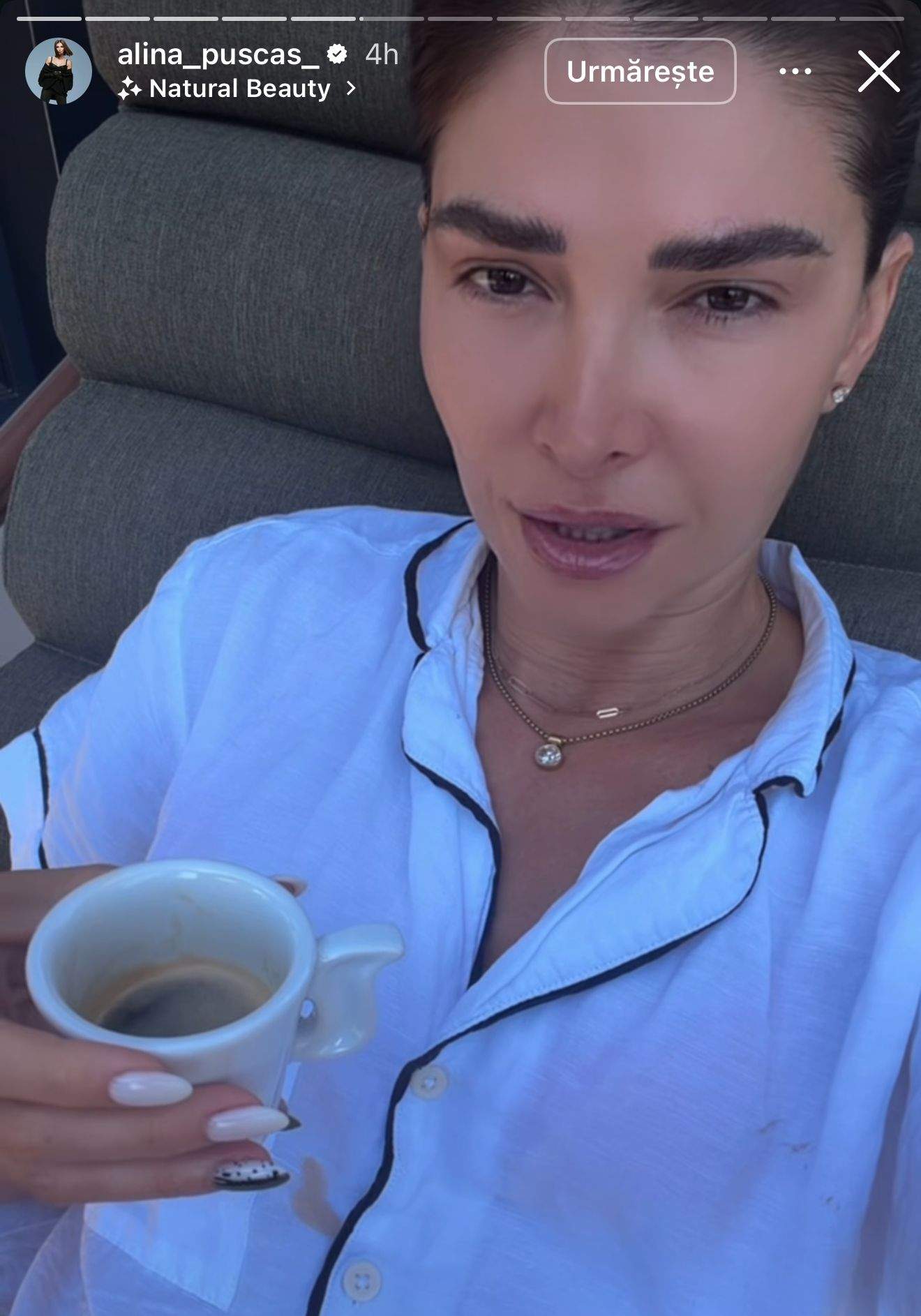 Alina Pușcaș bea cafea