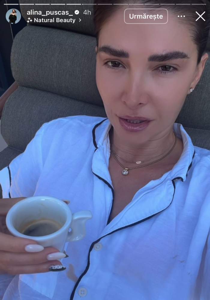 Alina Pușcaș bea cafea