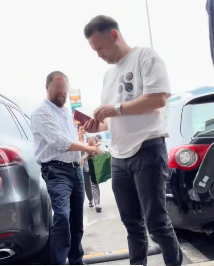 Robert Tudor se uită la niște parfumuri