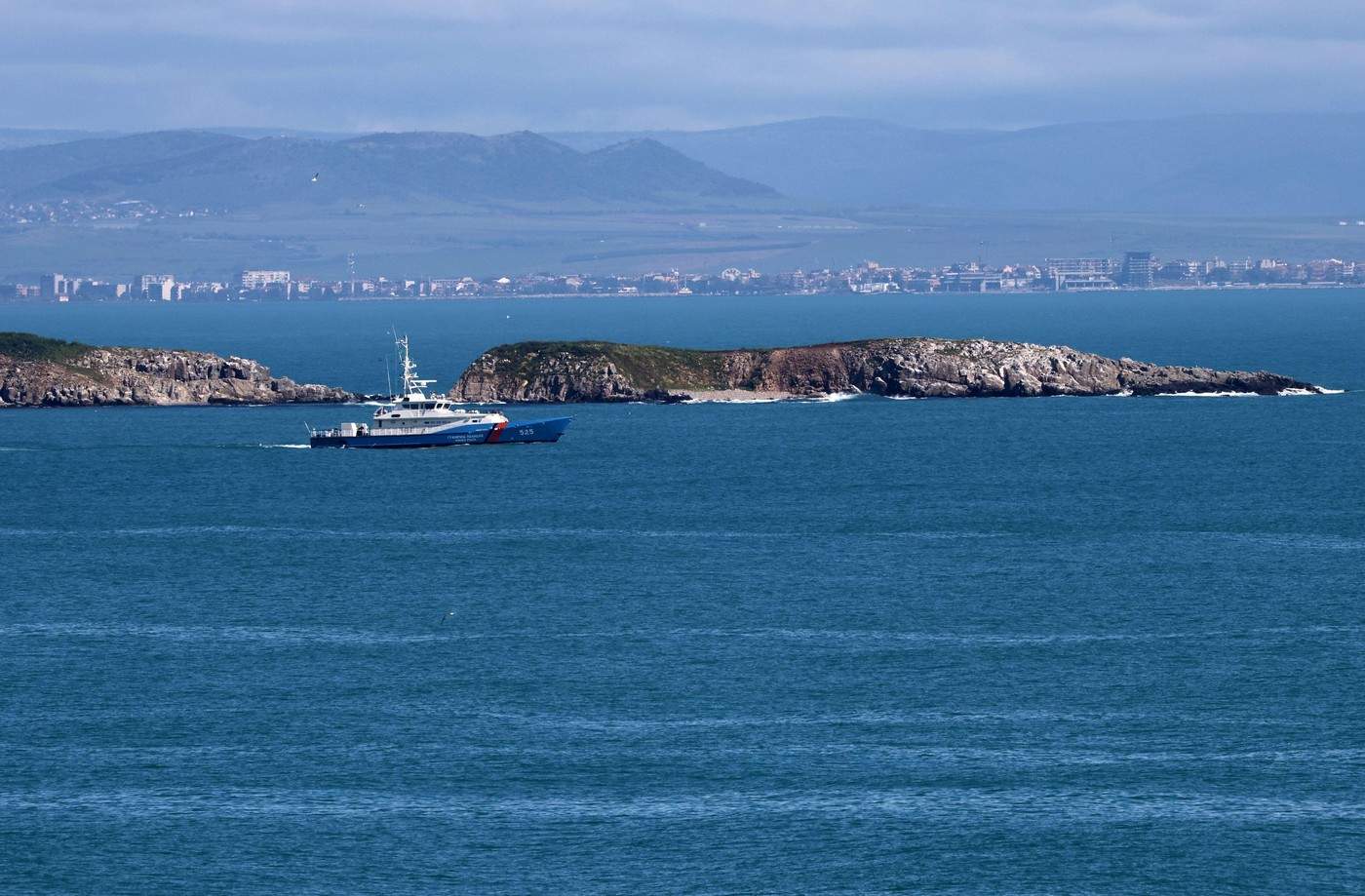 O navă de patrulare a poliției de frontieră bulgare navighează în apele Mării Negre pentru a proteja frontiera maritimă națională.