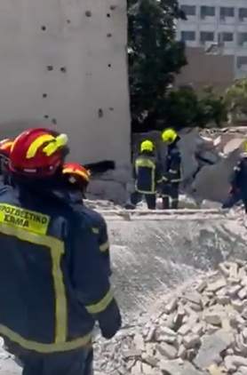 Clipe de groază în Atena. Un bloc de locuințe s-a prăbușit în centrul orașului. Zeci de pompieri intervin la fața locului