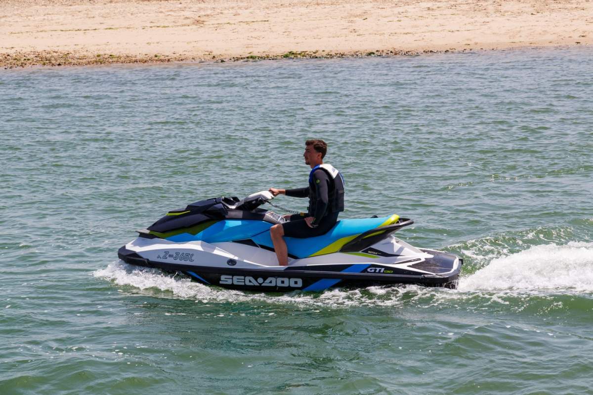 barbat pe skijet