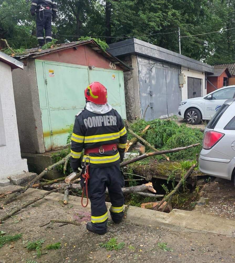 Mașină lovită de un cort, din cauza furtunii din București! Vijelia a făcut prăpăd
