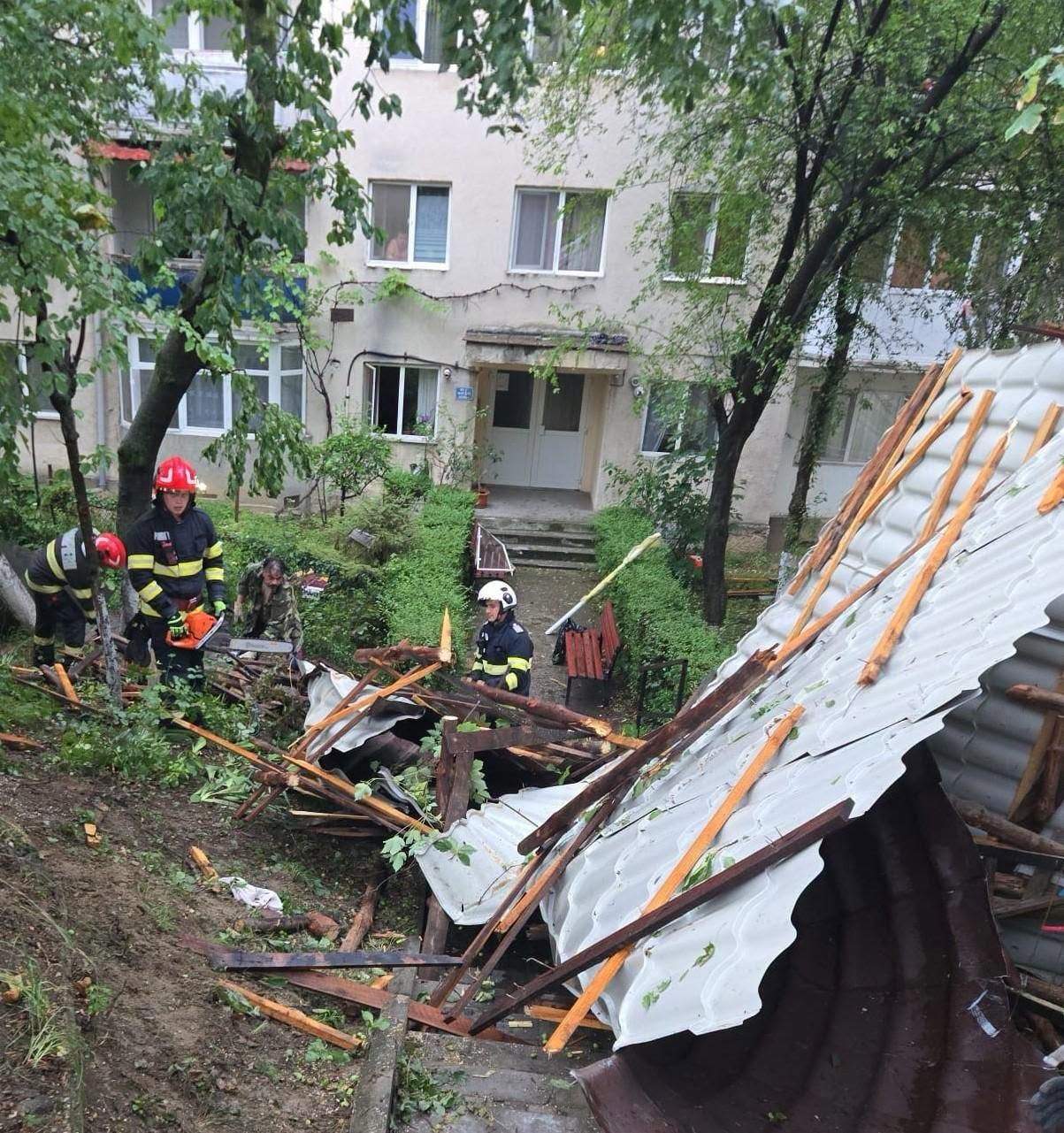 Mașină lovită de un cort, din cauza furtunii din București! Vijelia a făcut prăpăd