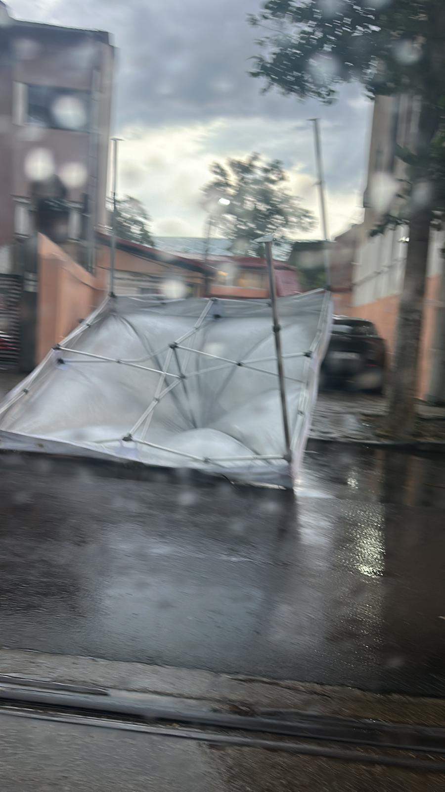 Mașină lovită de un cort, din cauza furtunii din București! Vijelia a făcut prăpăd