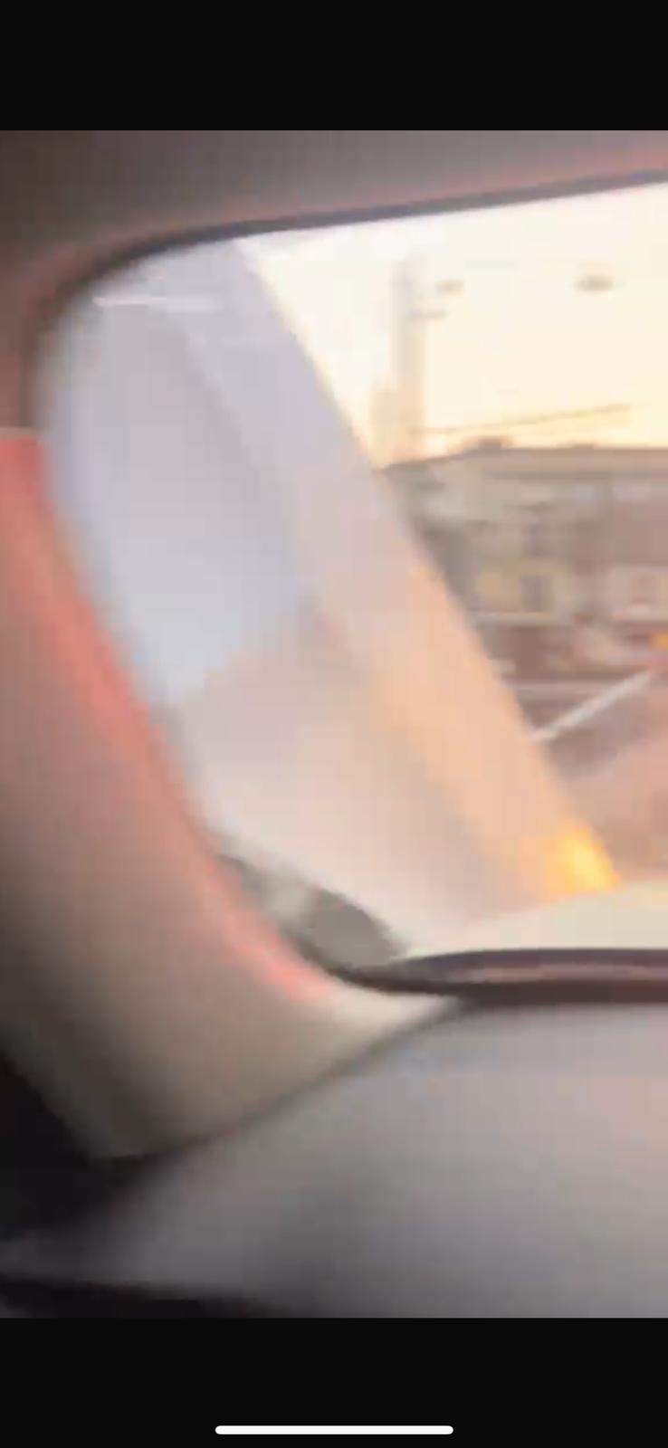 Mașină lovită de un cort, din cauza furtunii din București! Vijelia a făcut prăpăd