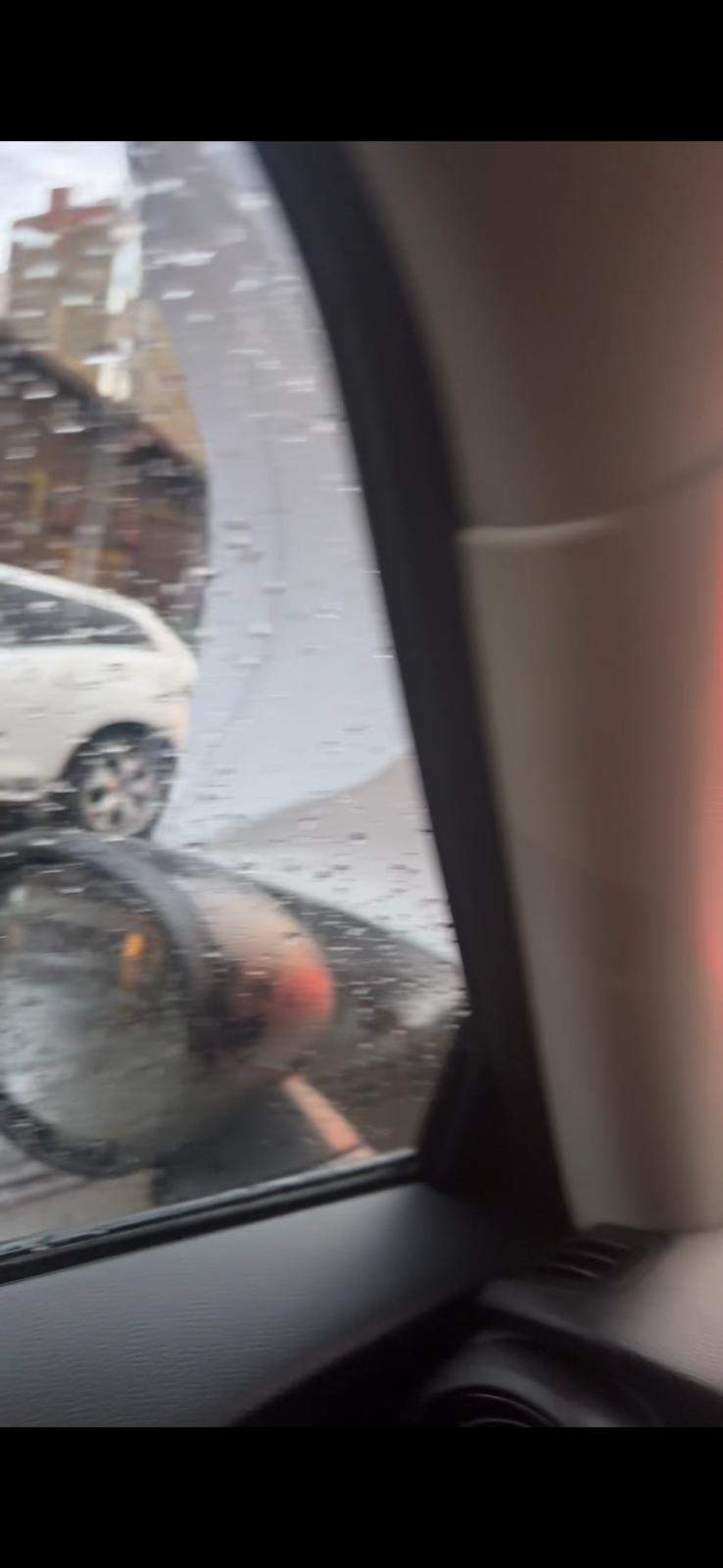Mașină lovită de un cort, din cauza furtunii din București! Vijelia a făcut prăpăd