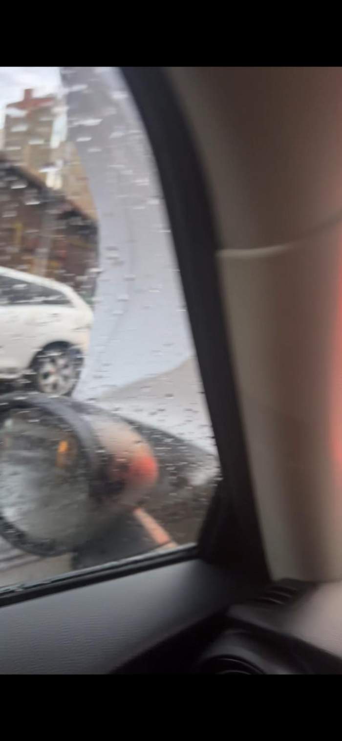 Mașină lovită de un cort, din cauza furtunii din București! Vijelia a făcut prăpăd